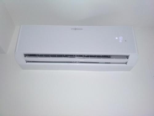 a white microwave oven sitting on top of a ceiling at Introdacqua Holidays in Introdacqua