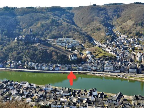 una vista aérea de una ciudad con un marcador rojo en el agua en Pension Winnemuller, en Cochem