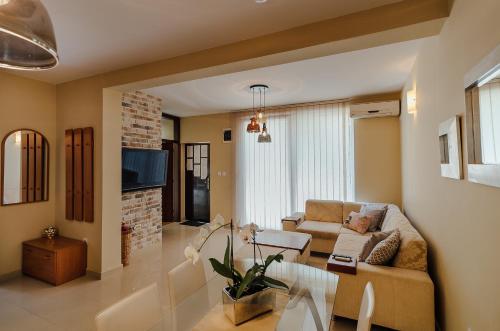 sala de estar con sofá y mesa en Poolside Apartments Miljan i Ranko, en Herceg-Novi