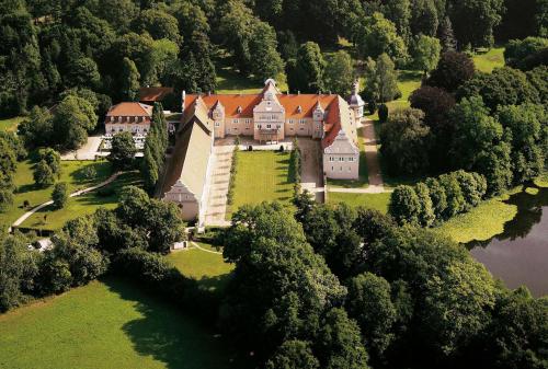 una vista aérea de un gran castillo con árboles en Hotel Jagdschloss Kranichstein, en Darmstadt