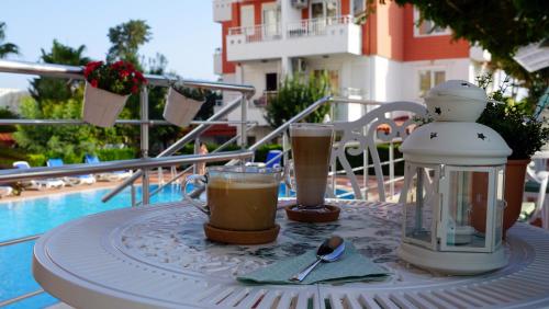 Irem Garden Hotel & Apartmentsの敷地内または近くにあるプール