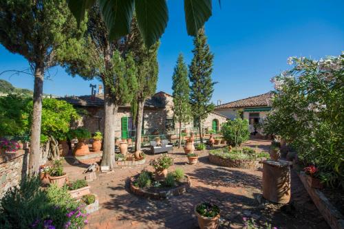 a garden with many potted plants and trees at Dimora Ricceri in Impruneta