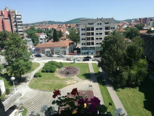 Blick auf einen Park in einer Stadt in der Unterkunft Apartman LENA in Aranđelovac