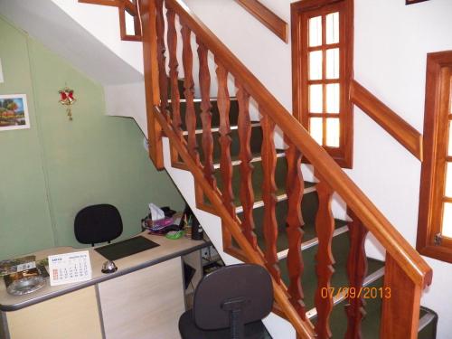 una oficina con escritorio y escalera en Pousada da Montanha, en Campos do Jordão