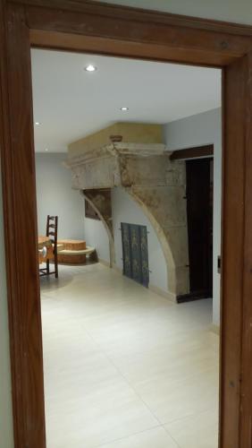 a view through a glass door into a room with a table at La Ferme des 3 Suissesses in Saint-Paul