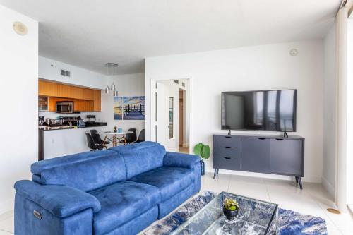 Stylish Bayfront Condo Minutes from Beach
