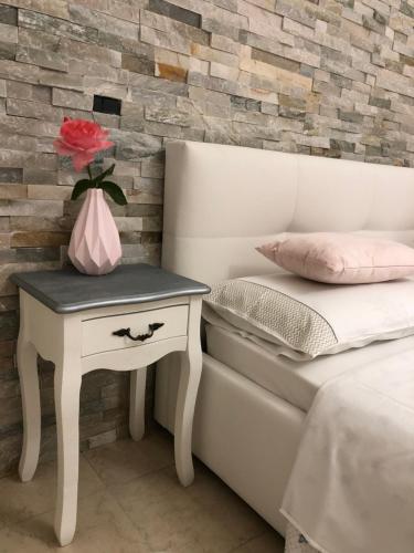 a table with a vase on it next to a bed at Galleno house in Galleno