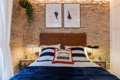 เตียงในห้องที่ Bailen by Staynnapartments