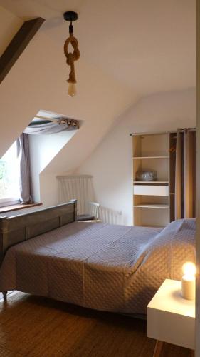 une chambre avec un grand lit et une fenêtre dans l'établissement Gite la Ville Brunet, à Saint-Briac-sur-Mer