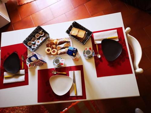 Cas'Ilenia Lido Azzurro في بورتو إمبيدوكلي: طاولة عليها أصناف مختلفة