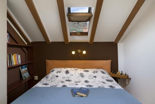 ein Schlafzimmer mit einem Bett, auf dem ein Buch liegt in der Unterkunft Old Town Garden Apartments in Dubrovnik
