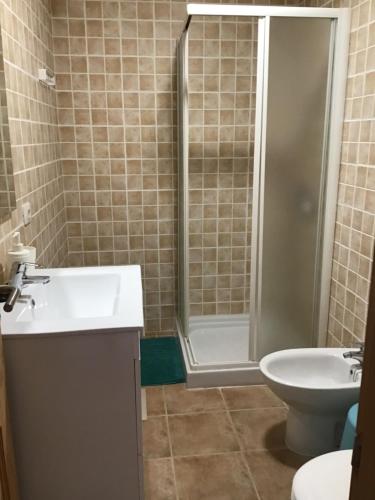 un bagno con doccia, lavandino e WC di Baja Larga a Playa de San Juan