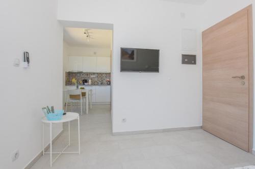 Televisyen dan/atau pusat hiburan di Villa Magena - Modern Apartments in Pag Center
