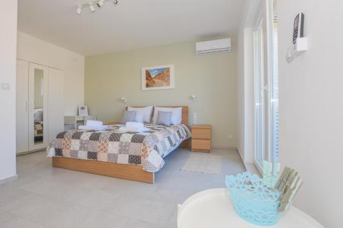 Katil atau katil-katil dalam bilik di Villa Magena - Modern Apartments in Pag Center