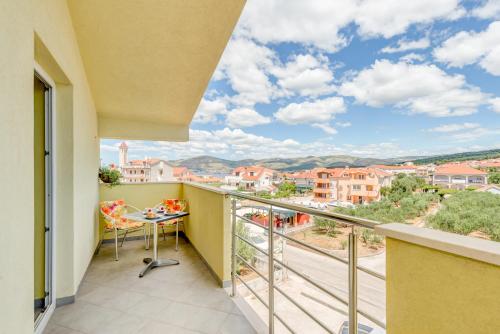 Un balcón con una mesa y una vista. en Apartments Petra, en Trogir