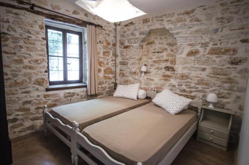 Cama o camas de una habitación en Riga's Pinakoti Lodge