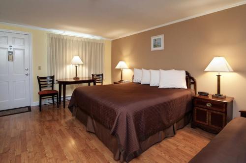 Katil atau katil-katil dalam bilik di Cape Cod Harbor House Inn