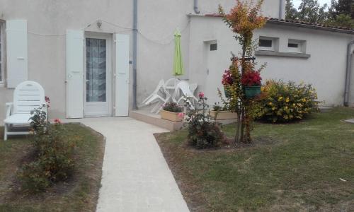 Κήπος έξω από το Gîte sur l'estuaire de la Gironde