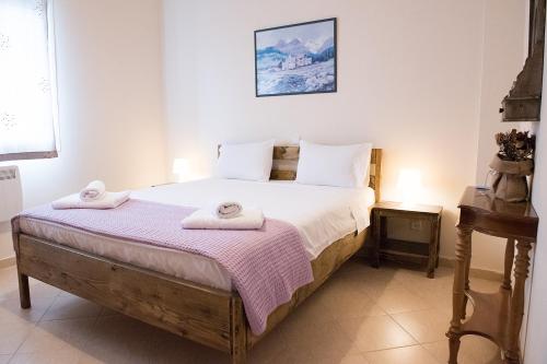 a bedroom with a bed with towels on it at Agrelia in Agreliá