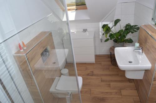 un baño con inodoro y lavabo en Hygge, en Clenze