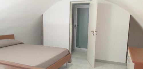 a bedroom with a bed and a window at CASA GENTILE in Giovinazzo