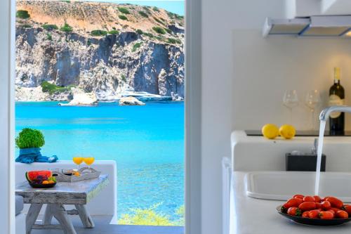 a kitchen with a view of the ocean at Milinon Suites in Firopótamos