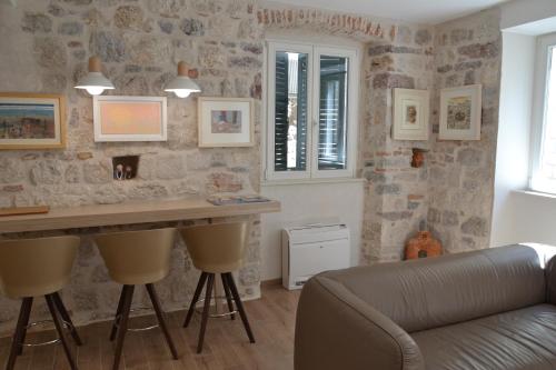 ein Wohnzimmer mit einem Tisch und Stühlen in der Unterkunft Apartmani Art Karampana in Kotor
