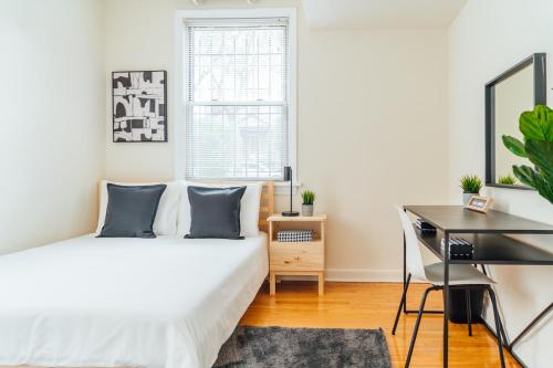 a bedroom with a bed and a desk and a window at 1BR Modern Apt in the Heart of the City - Marshfield G in Chicago
