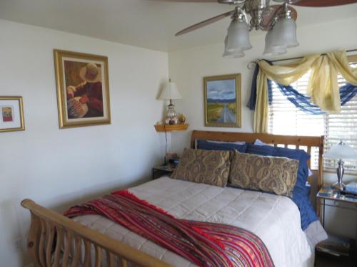 um quarto com uma cama e uma janela em Always Inn San Clemente Bed & Breakfast by Elevate Rooms em San Clemente