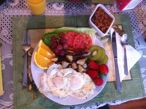 een bord met eieren en fruit op tafel bij Chez Lulu et Lutin in Rawdon