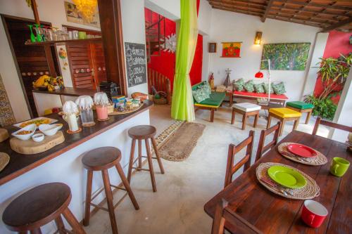 een woonkamer met een tafel en stoelen bij Pousada Jangada Prea in Prea