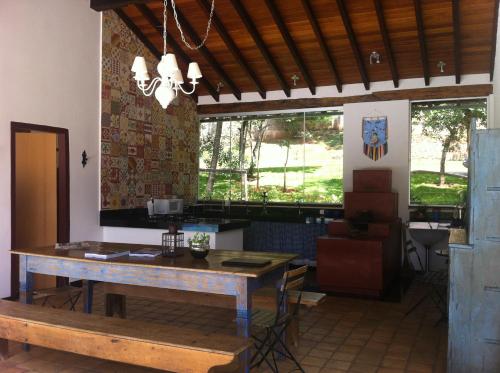 蒂拉登蒂斯的住宿－Oratório Pousada Boutique，一间带桌子和一些窗户的用餐室