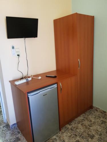Televízia a/alebo spoločenská miestnosť v ubytovaní Hostel Andrey