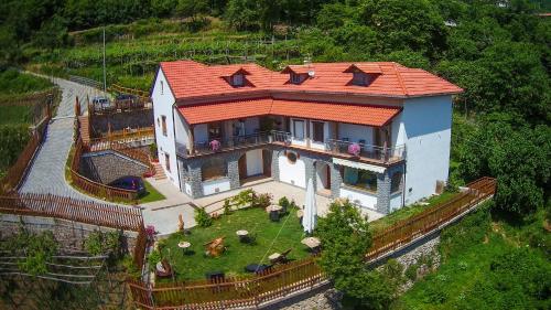 eine Luftansicht eines Hauses mit orangefarbenem Dach in der Unterkunft B&B Villa Italia in Agerola