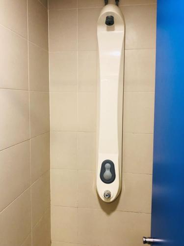 a urinal on a wall in a bathroom at Alberg Deltebre Xanascat in Deltebre