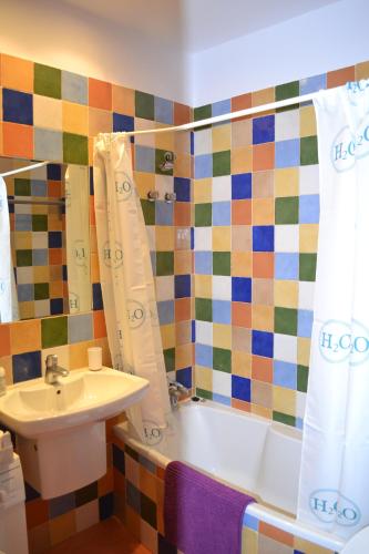 a bathroom with a sink and a bath tub at Apartamento Puerta del Pirineo in Sabiñánigo