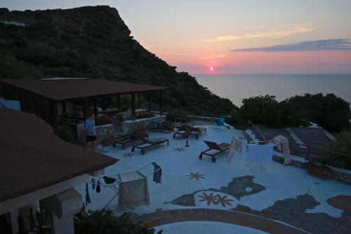 a view of a sunset over the ocean at Il Cigno Affittacamere Bed & Breakfast in Ponza