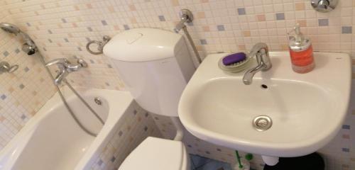 Bilik mandi di Stone Guest House