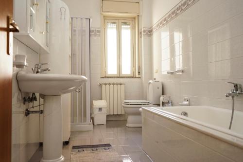 a bathroom with a sink and a toilet and a tub at B&B San Francesco in Nicosia