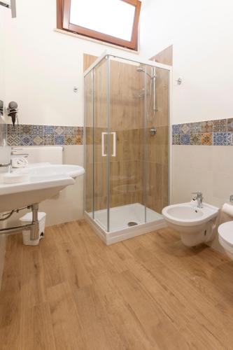 a bathroom with a shower and a sink and a toilet at Brezza di Stagnone in Birgi Vecchi