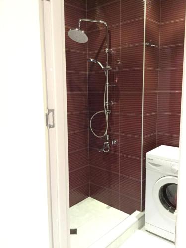 una doccia in un bagno con lavatrice di Welcome генацвале))) a Tbilisi City