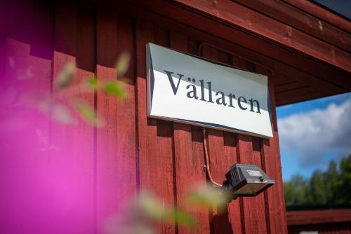 a sign on the side of a red building at Karlskoga Folkhögskola Vandrarhem Udden in Karlskoga
