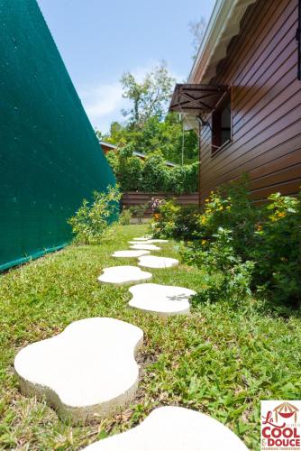 Ein Garten an der Unterkunft La COOL & DOUCE - Villa DOUCE