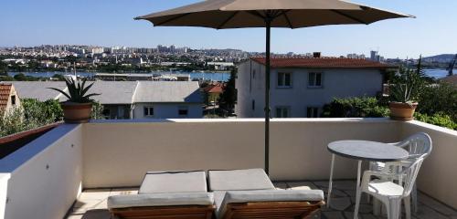 Balkoni atau teres di Stone Guest House