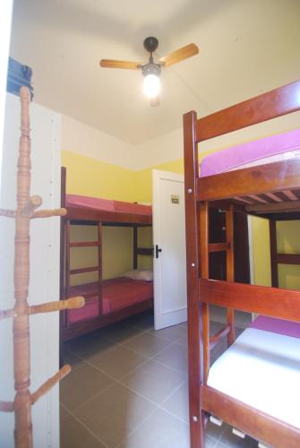 Uma ou mais camas em beliche em um quarto em Refugio Hostel Fortaleza
