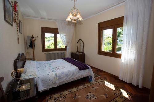 Ένα ή περισσότερα κρεβάτια σε δωμάτιο στο Villa con piscina en Pantòn Ribeira Sacra Galicia Ideal para familias