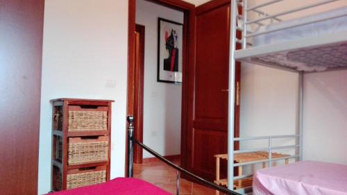 努奧羅的住宿－Appartamento Posada，一间卧室配有双层床,梯子通往双层床