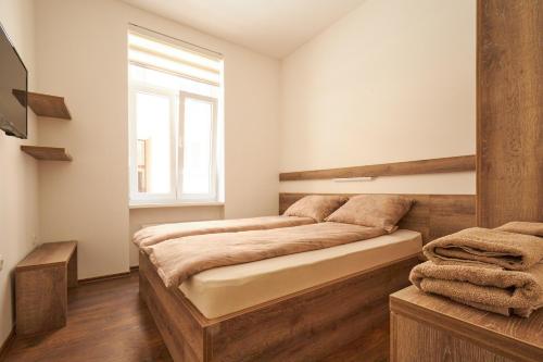 1 dormitorio con 1 cama grande y ventana en Central Inn Apartments Sarajevo en Sarajevo