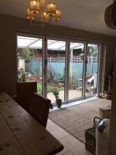 a dining room with sliding glass doors to a yard at king Temper-luxury , TV, fridge, microwave in Upton