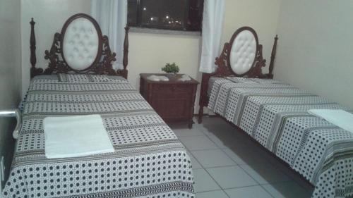 two beds sitting next to each other in a room at Apto próximo ao Centro de Eventos e OAB-CE in Fortaleza